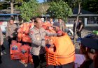 Kapolda-Jatim-Kunjungi-Kelompok-Nelayan-dan-Sadar-Wisata-di-Pantai-Pasir-Putih-Situbondo,-Beri-Bantuan-Alat-Keselamatan-dan-Sembako
