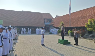 Polisi-Sidoarjo-Beri-Edukasi-Pelajar-Saat-Upacara-Senin