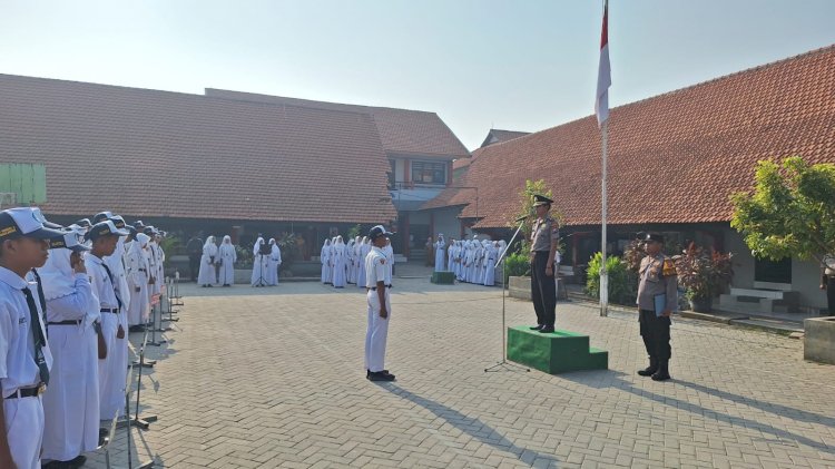 Polisi Sidoarjo Beri Edukasi Pelajar Saat Upacara Senin